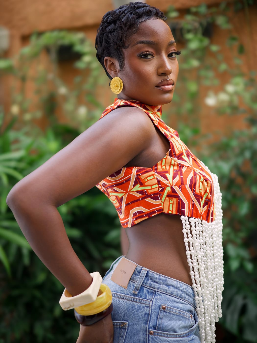Portrait, top wax orange et collier de cauris