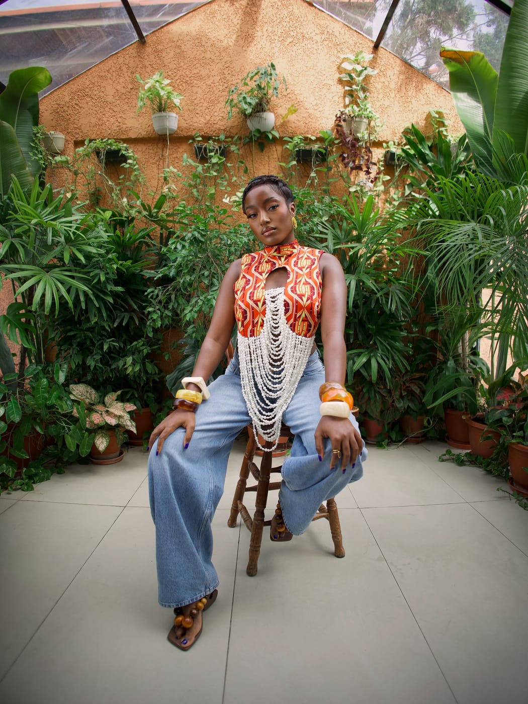 Sur un tabouret au milieu des plantes