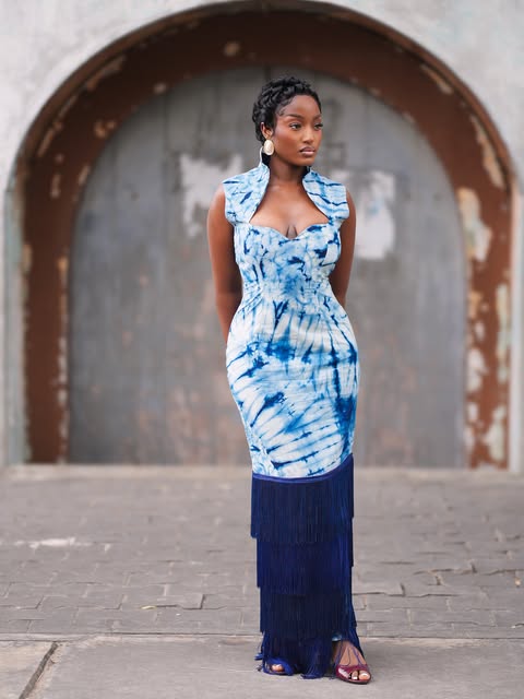 Robe shibori bleue à franges devant une arche