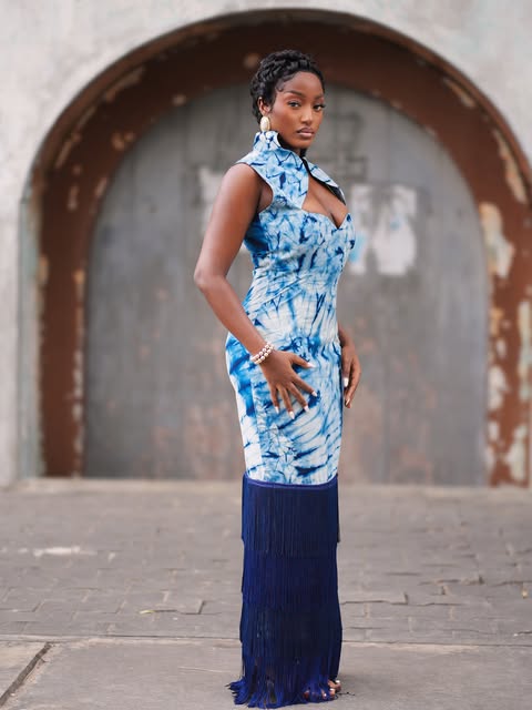 Niaskt en robe shibori bleue